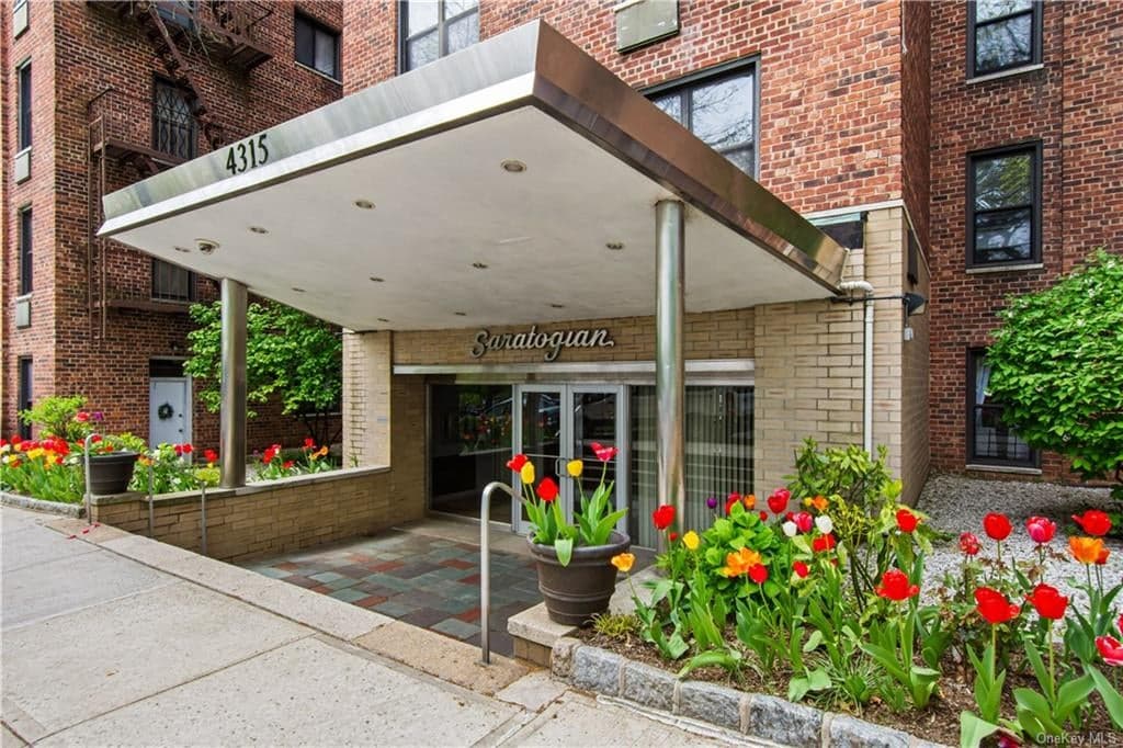 4315 Webster Avenue Unit: 6J photo 1