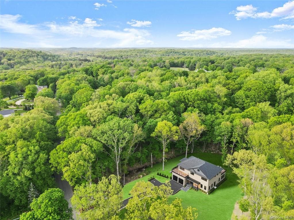 82 Round Hill Road photo 1