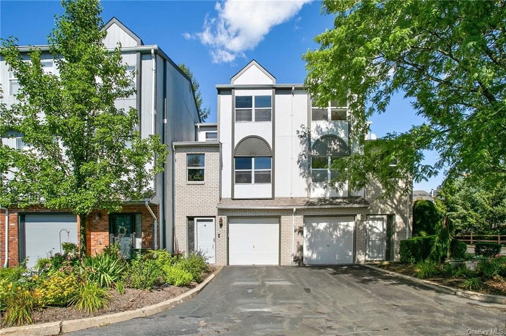 4 Wyndham Court, Nanuet