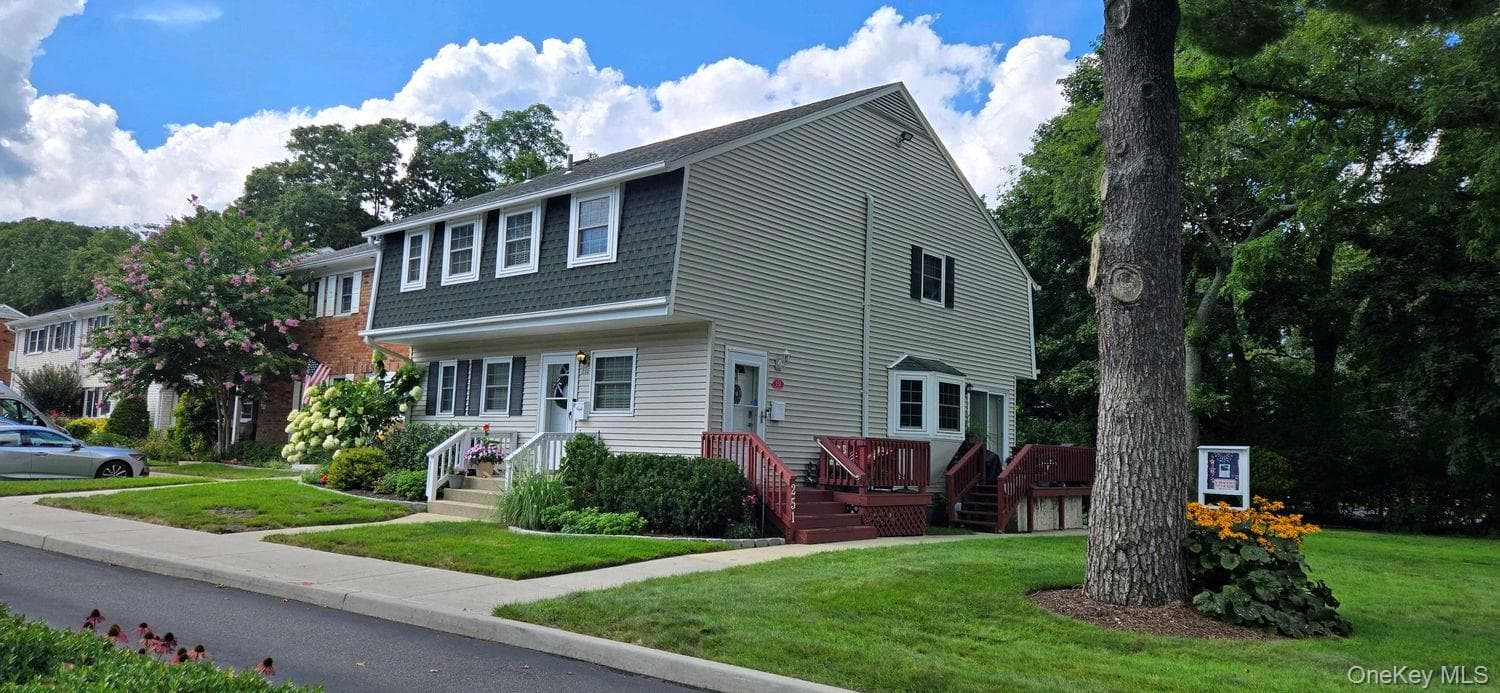 251 Village Drive Unit: 251, Hauppauge