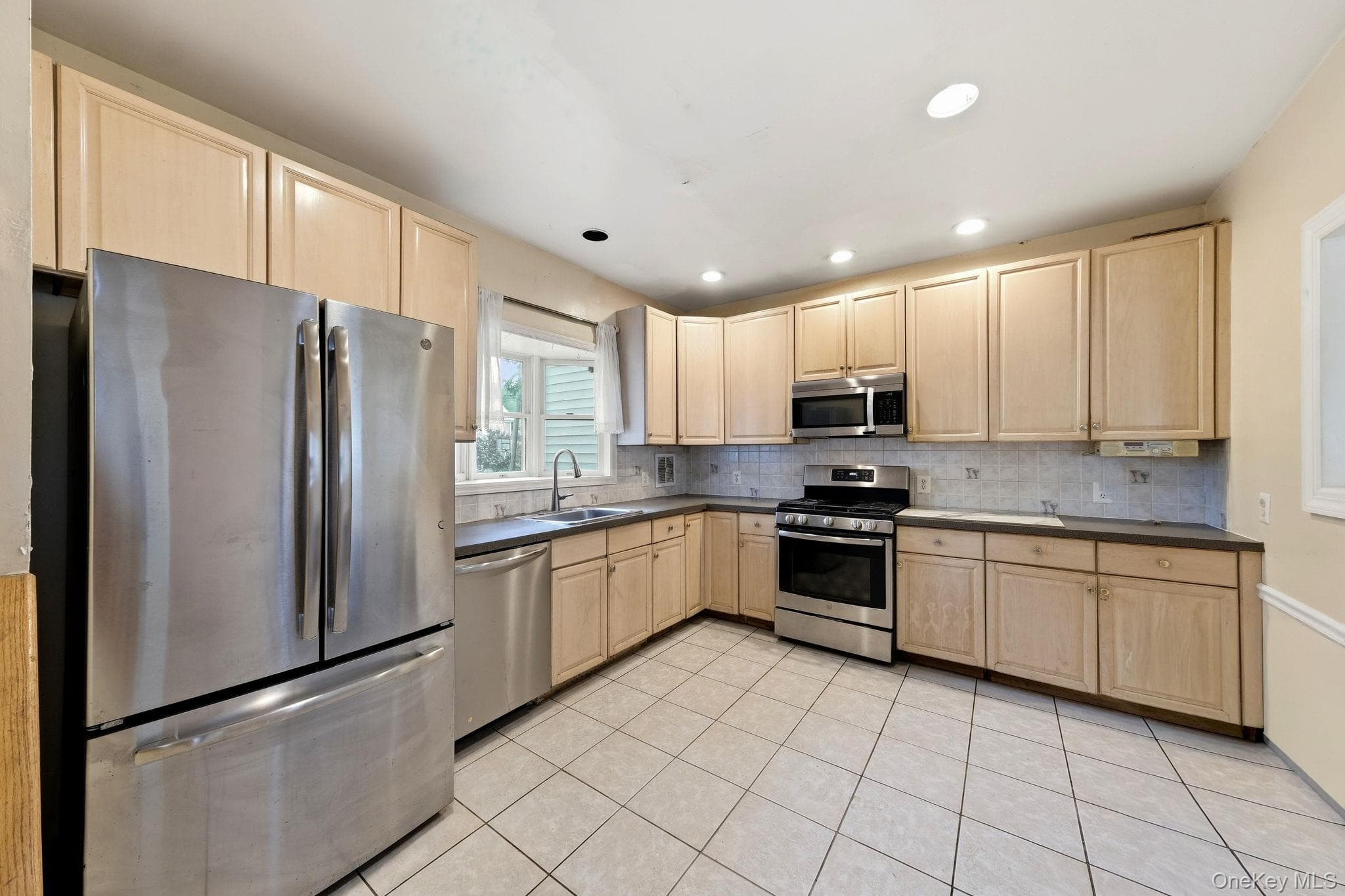105 N Corona Avenue thumbnail 17