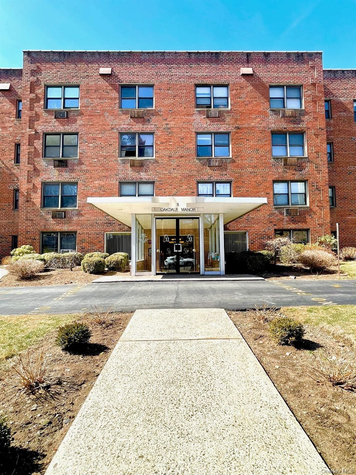 5 Oakdale Manor Unit: B18, Suffern