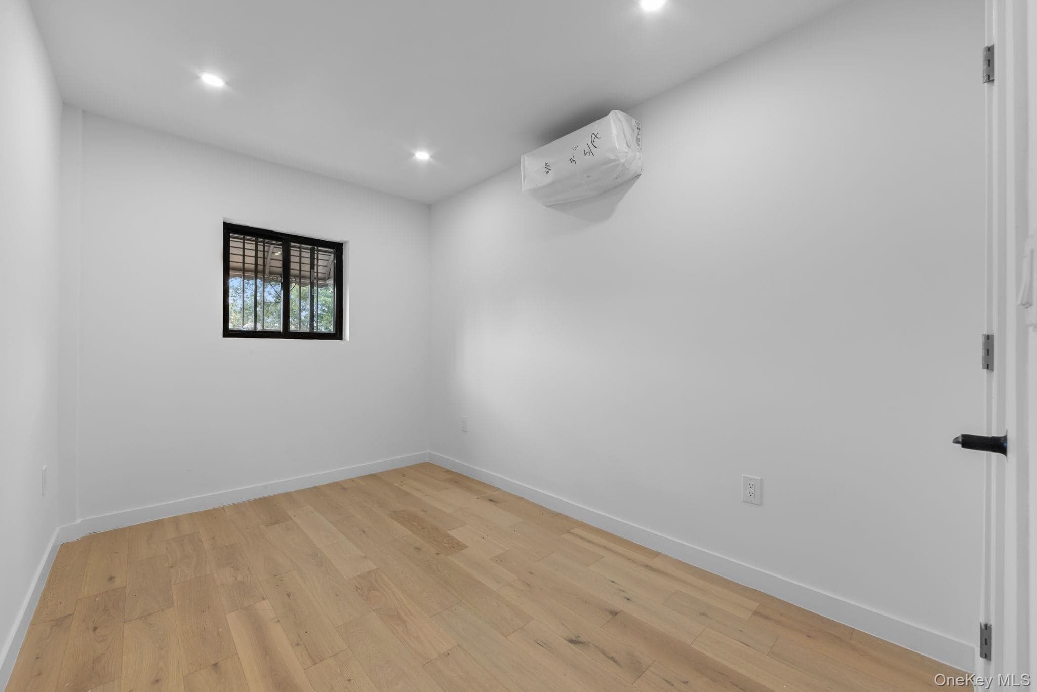443 Effingham Avenue thumbnail 12