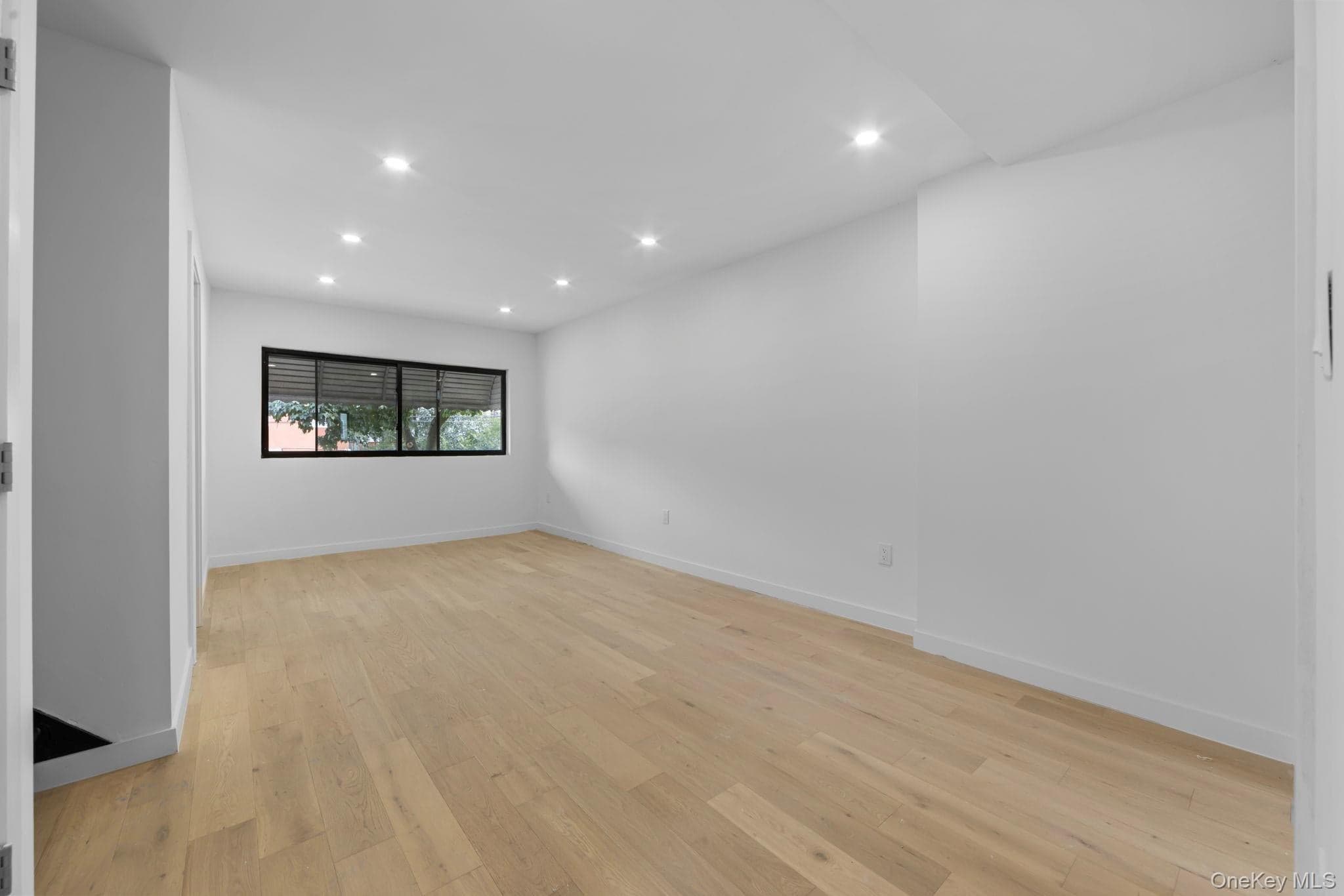 443 Effingham Avenue thumbnail 15