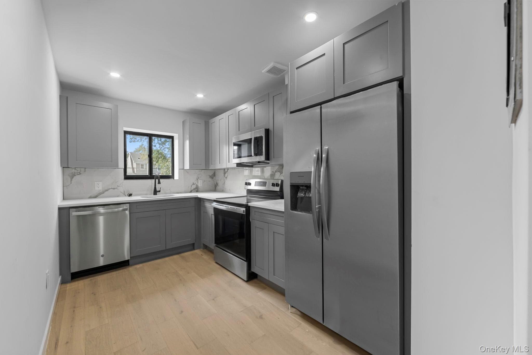 443 Effingham Avenue thumbnail 6
