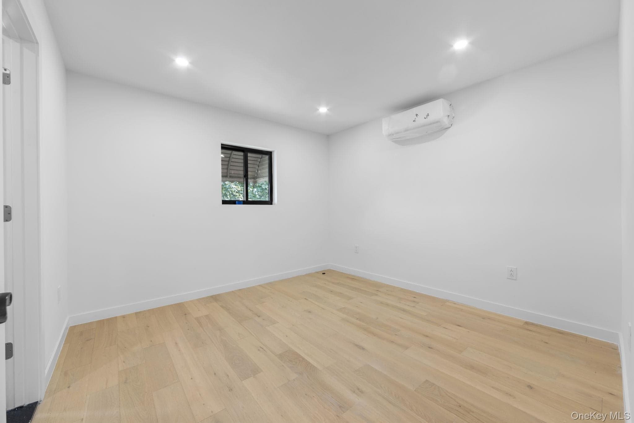 443 Effingham Avenue thumbnail 13