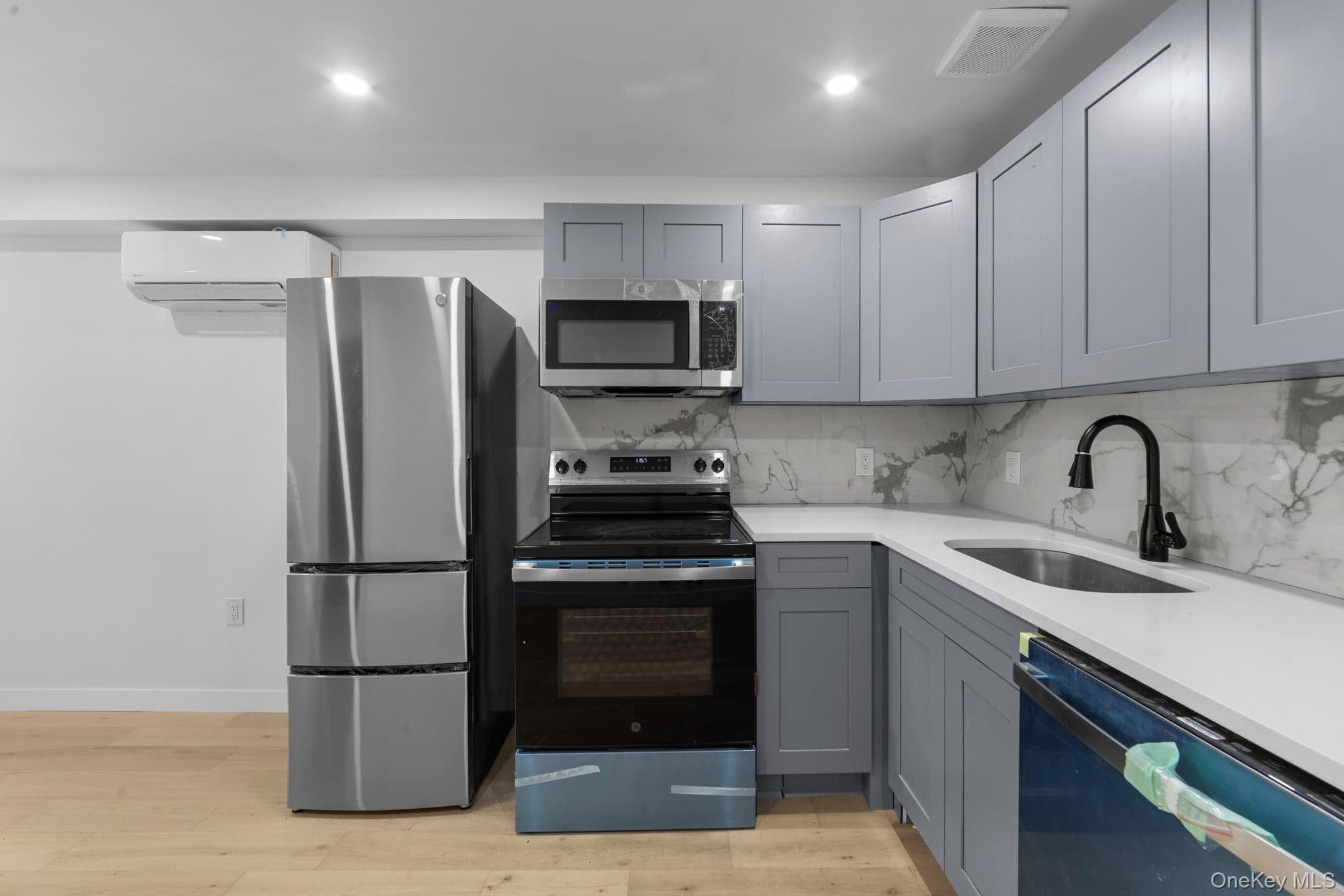 443 Effingham Avenue thumbnail 4