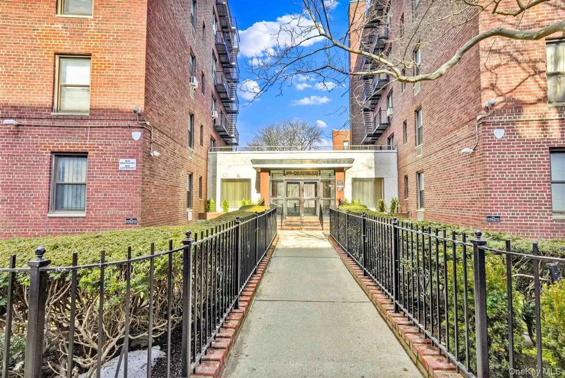 141-05 Pershing Crescent Unit: 516, Briarwood