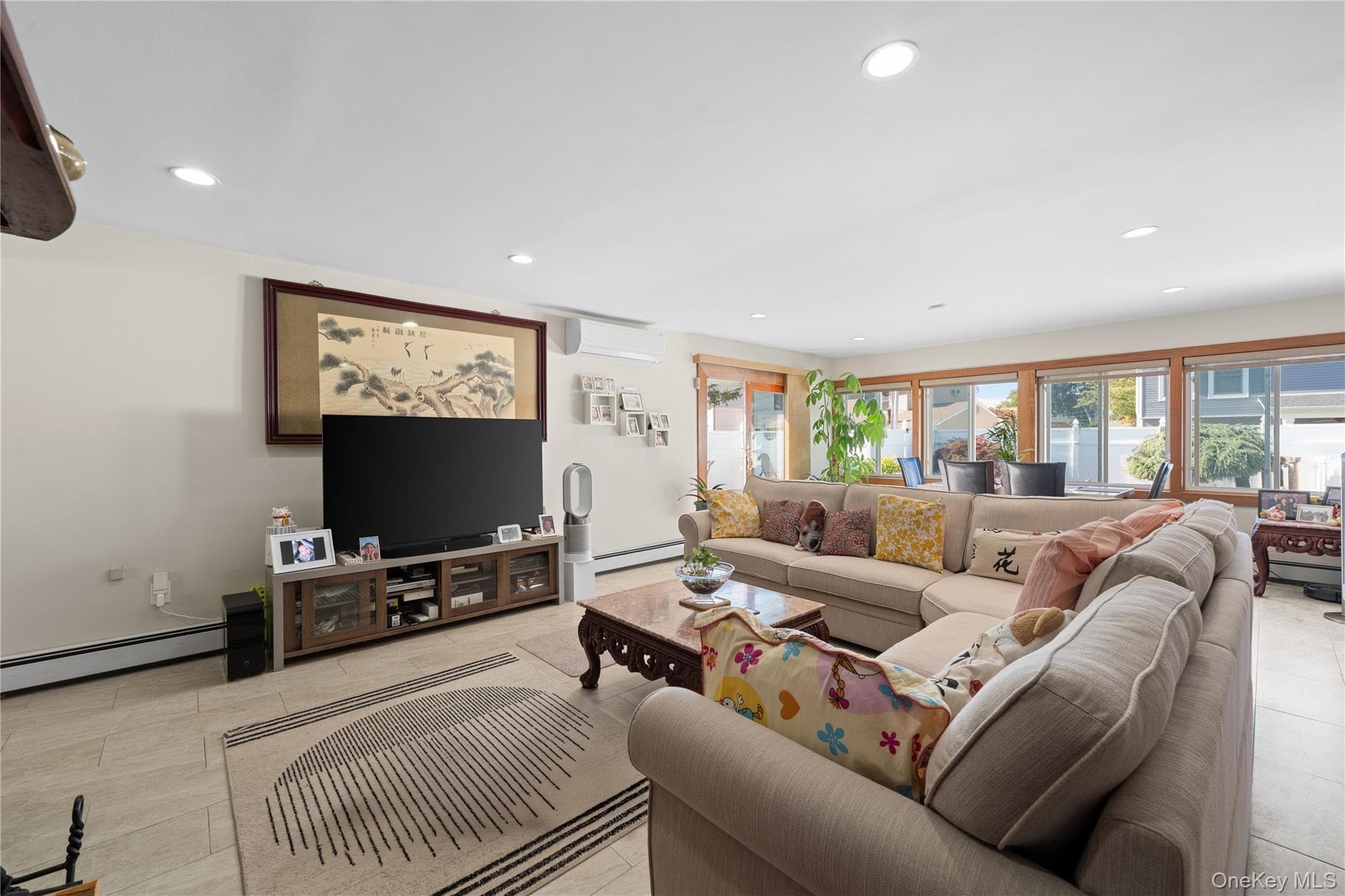 27 Eden Lane, Levittown