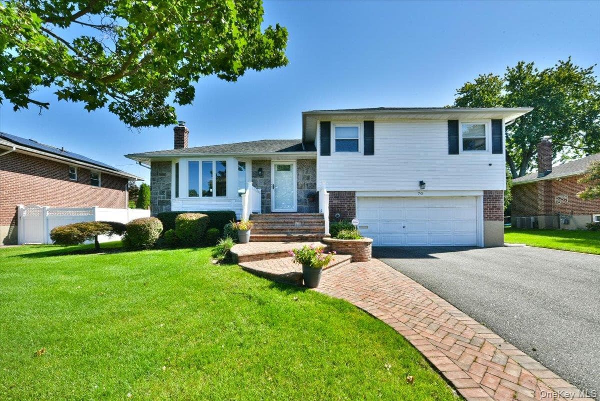 70 Glenwood Road, Plainview