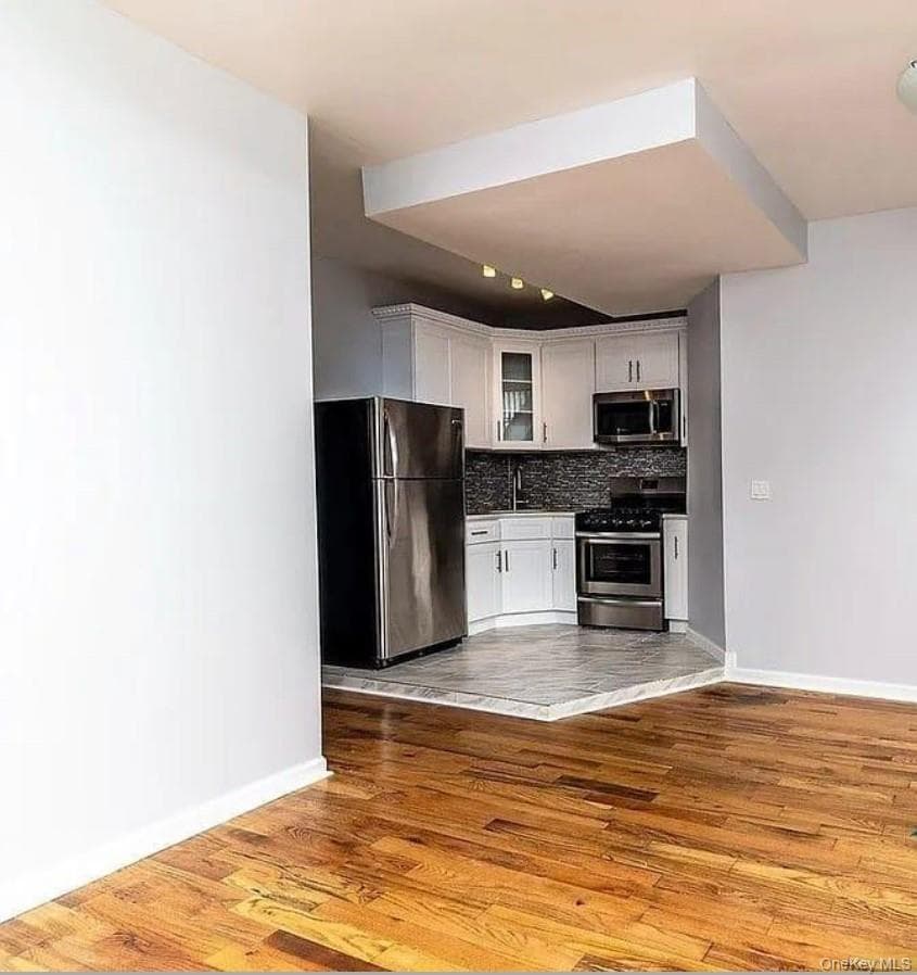 712 E 211th Street thumbnail 21