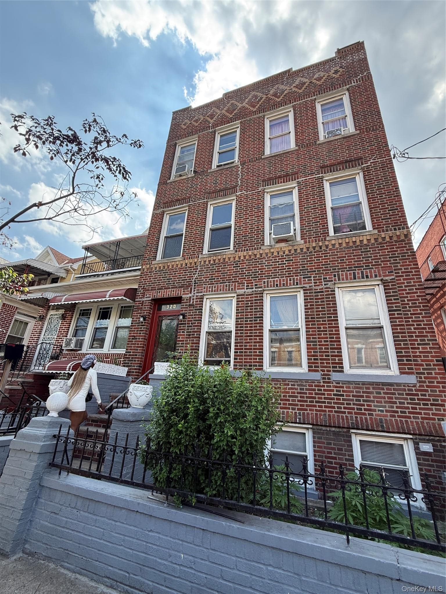 320 E 52nd Street thumbnail 2