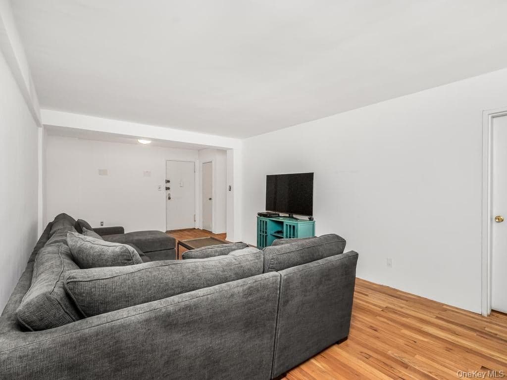 2736 Independence Avenue Unit: 2E thumbnail 5