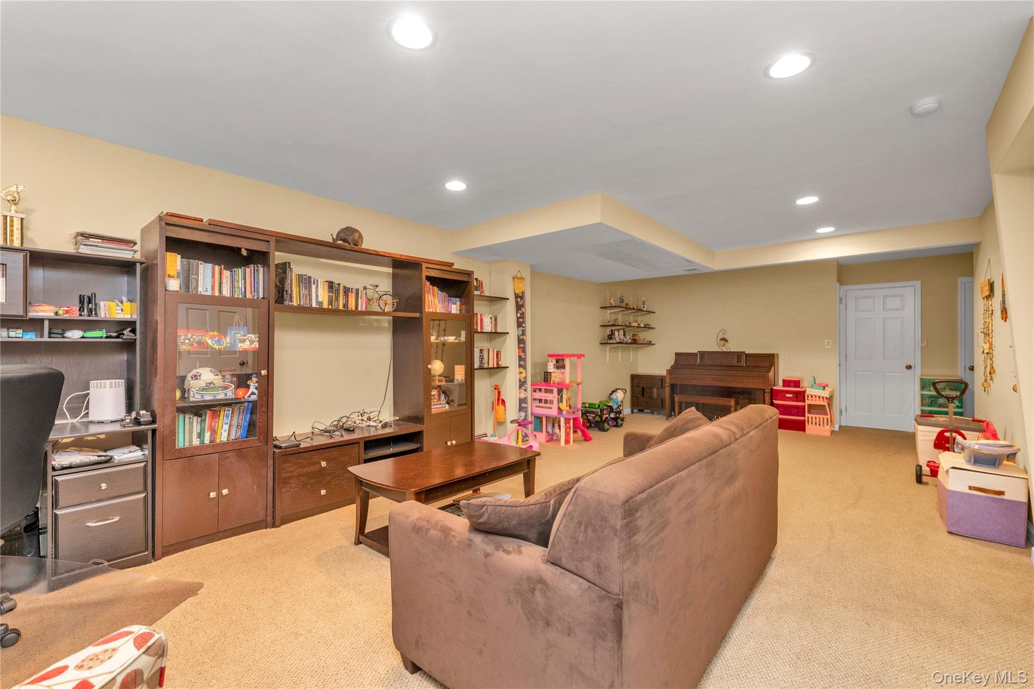 90 Virginia Drive thumbnail 11
