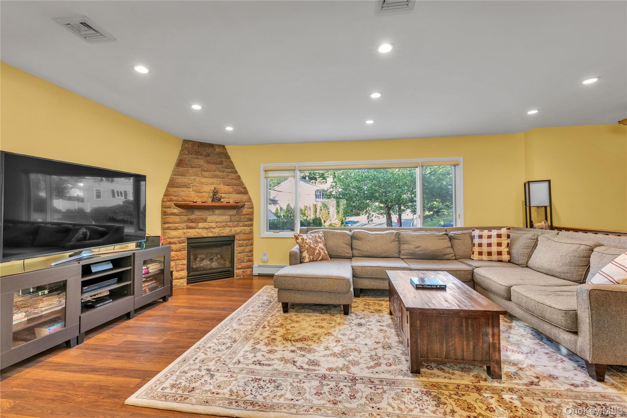90 Virginia Drive thumbnail 3