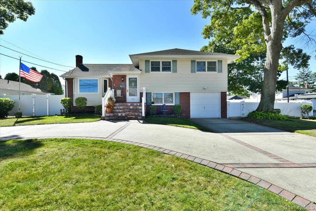 283 W Gates Avenue, Lindenhurst