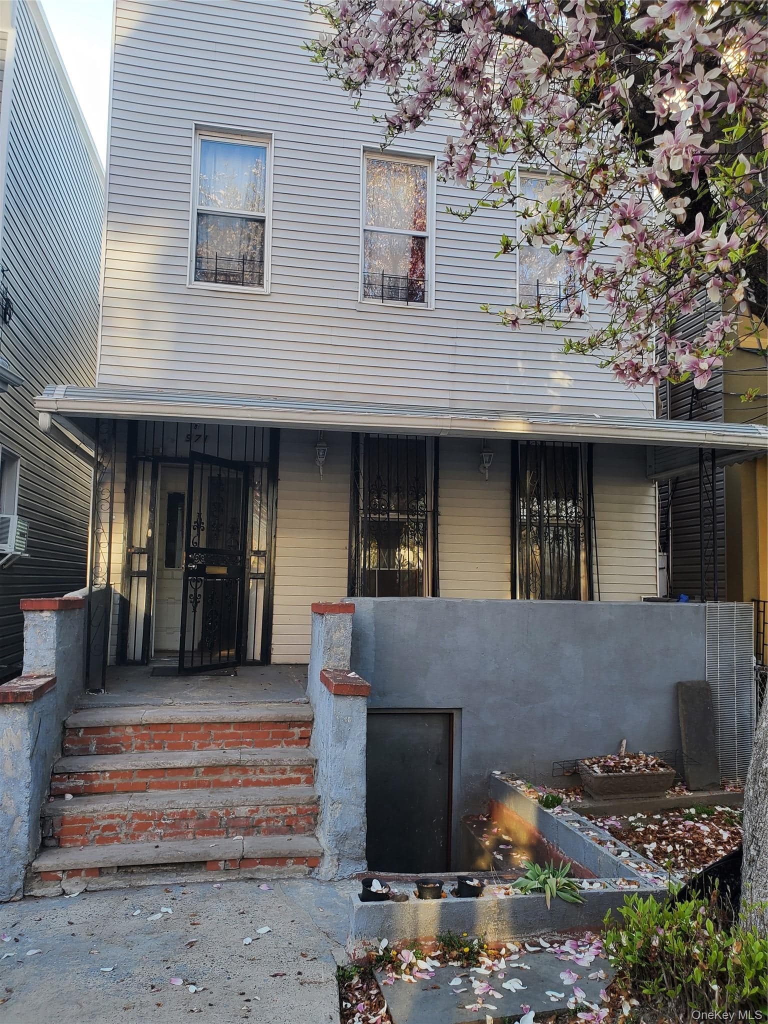 971 Teller Avenue photo 1