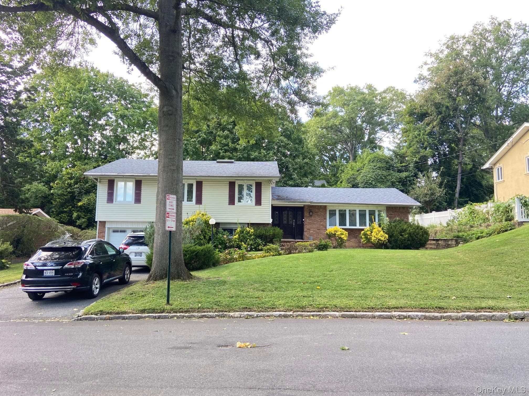 12 Russell Woods Road photo 1