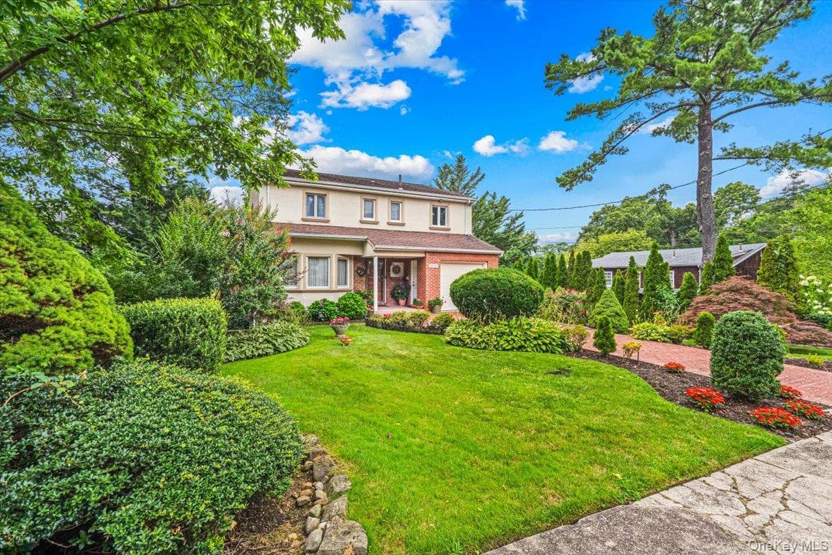 3850 Hillcrest Avenue, Douglaston