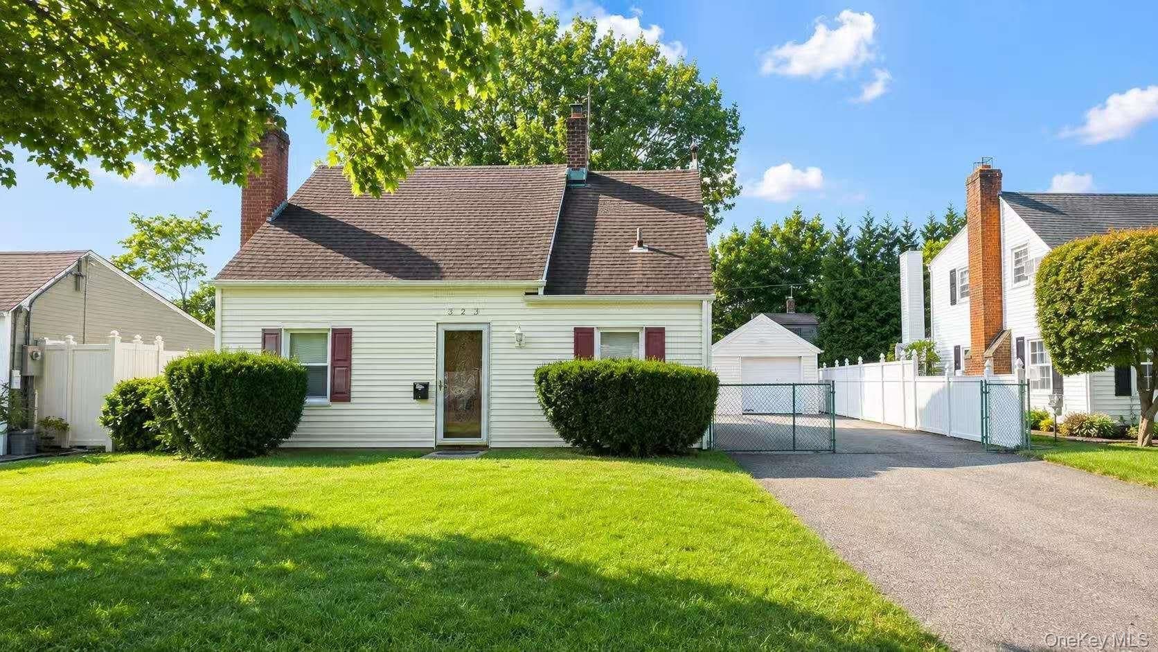 326 Curtis Avenue photo 1