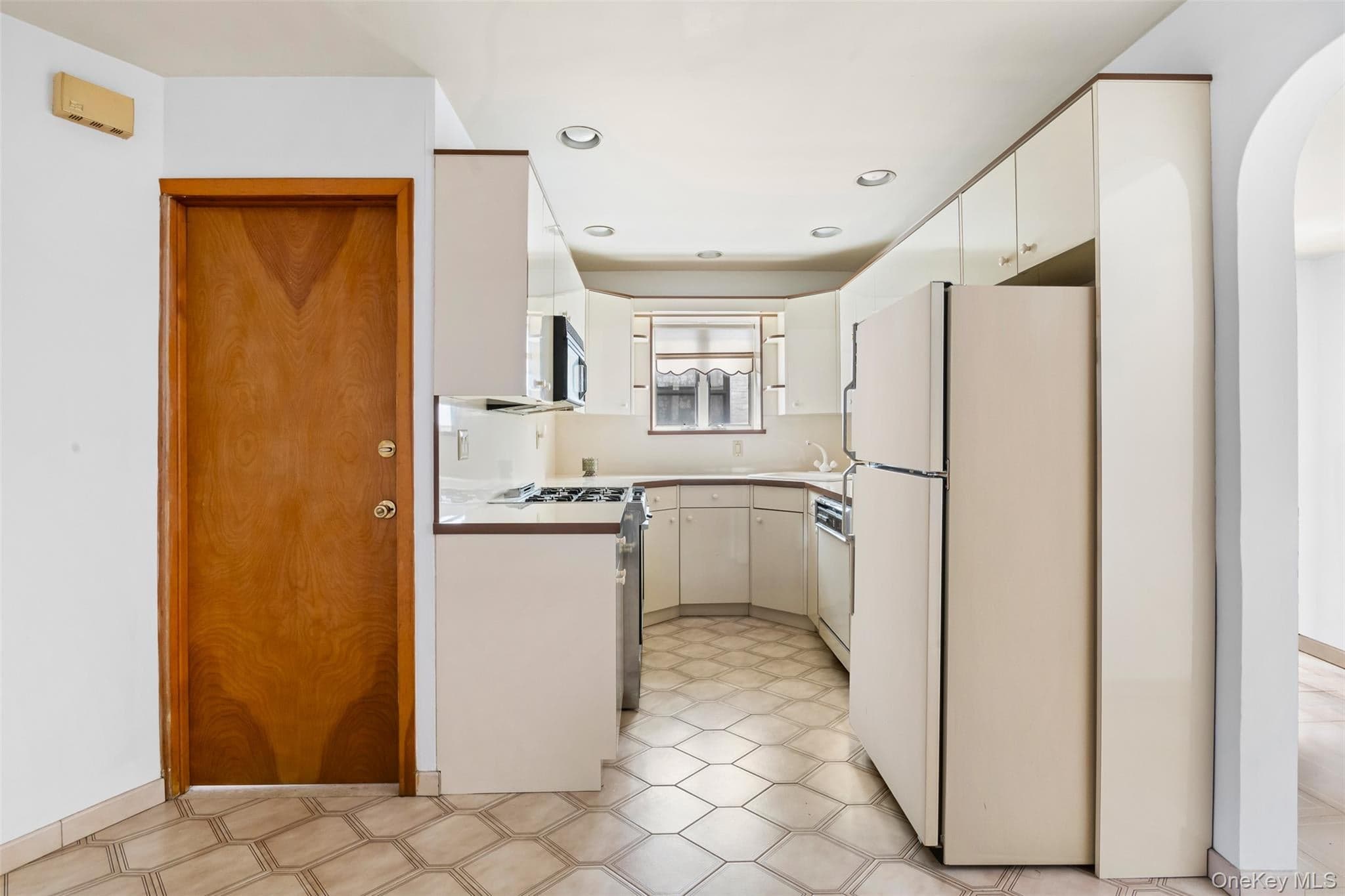 1538 W 11th Street thumbnail 5