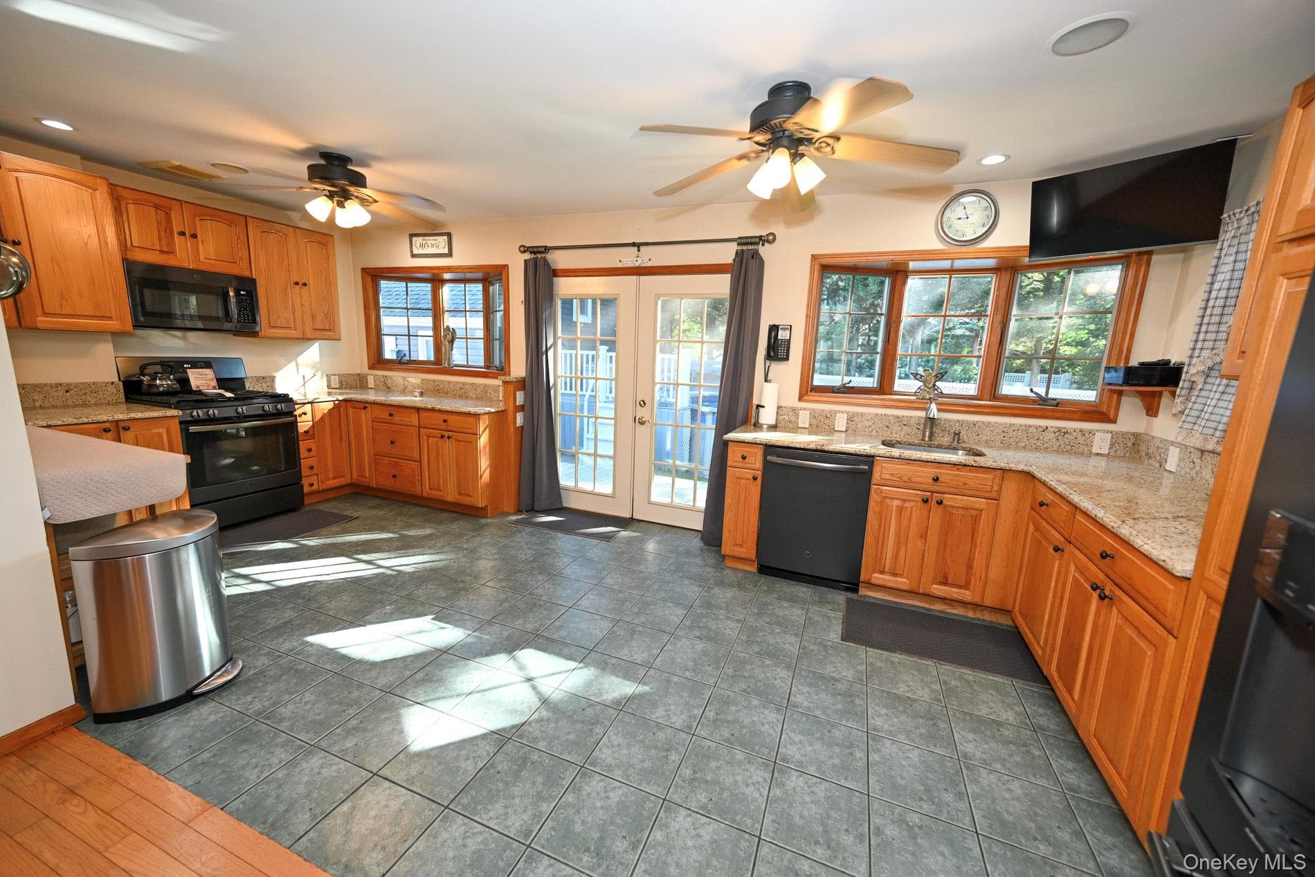 2297 Girard Place thumbnail 5