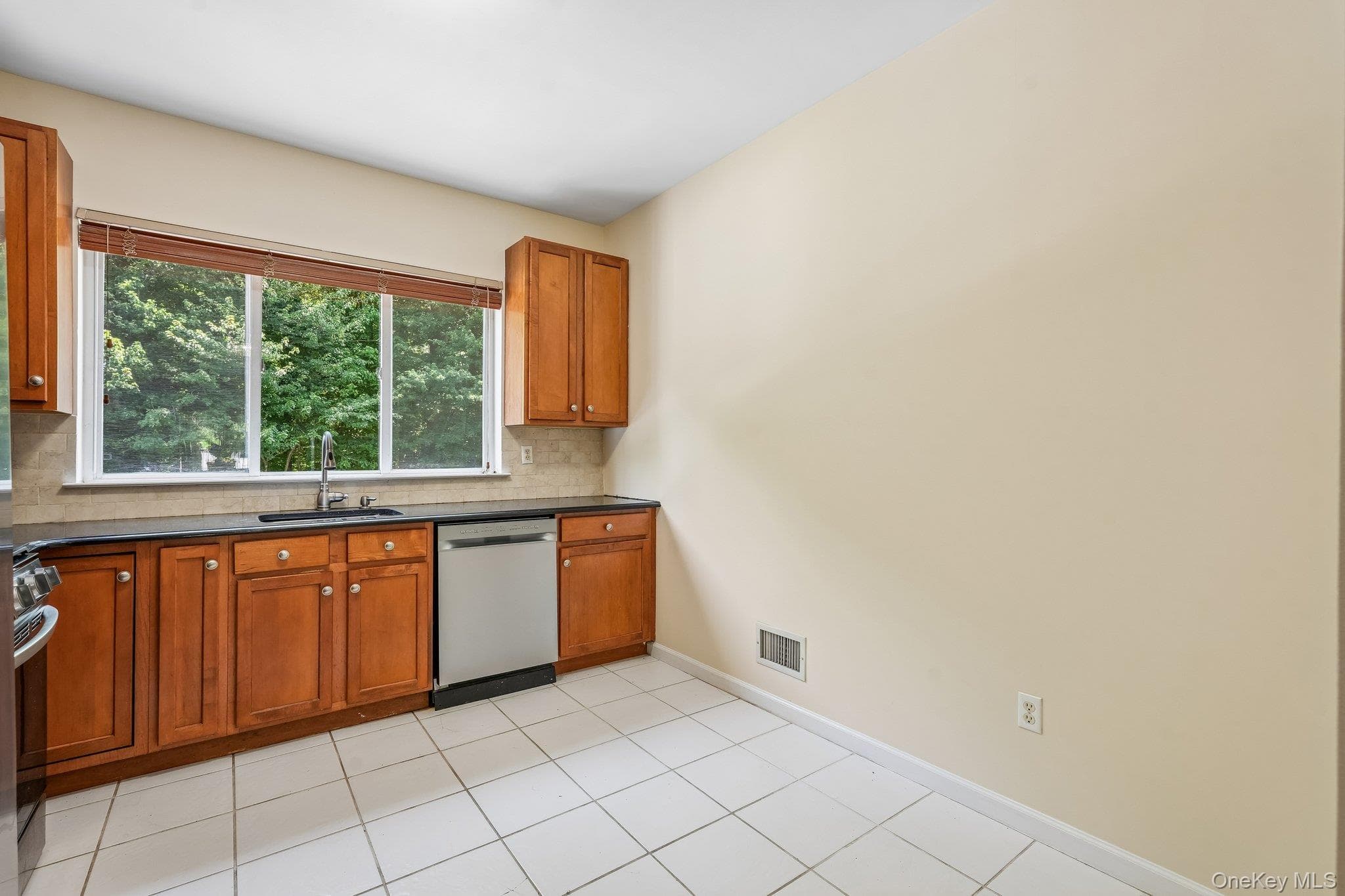 212 Arlington Court thumbnail 16