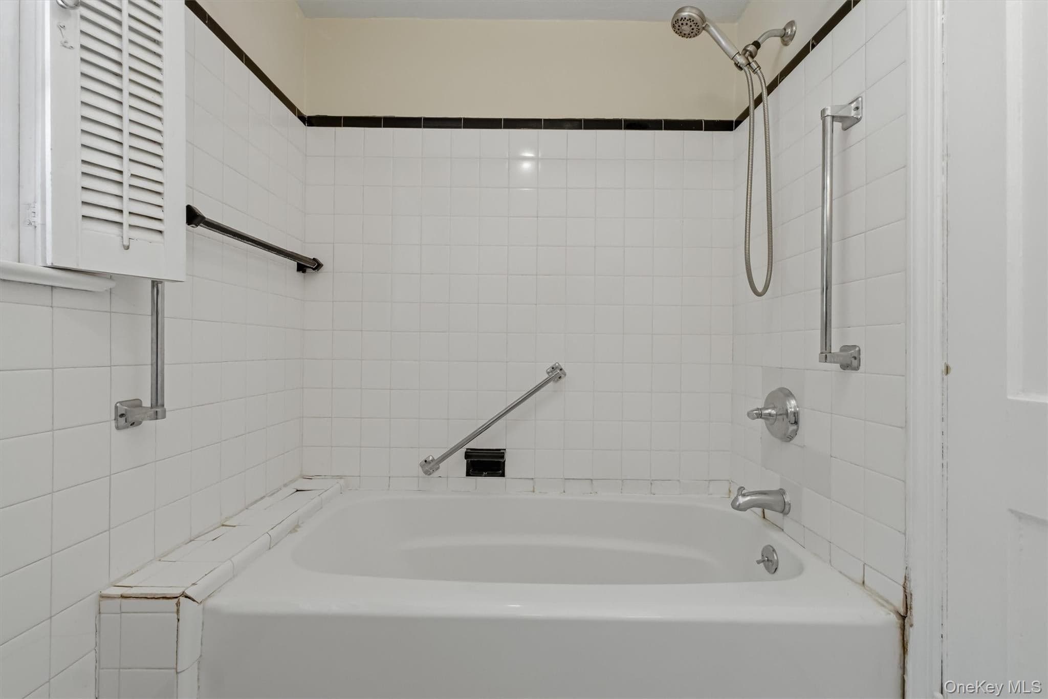 107 E Cedar Street thumbnail 37