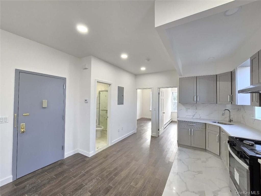 2062 Bath Avenue thumbnail 9