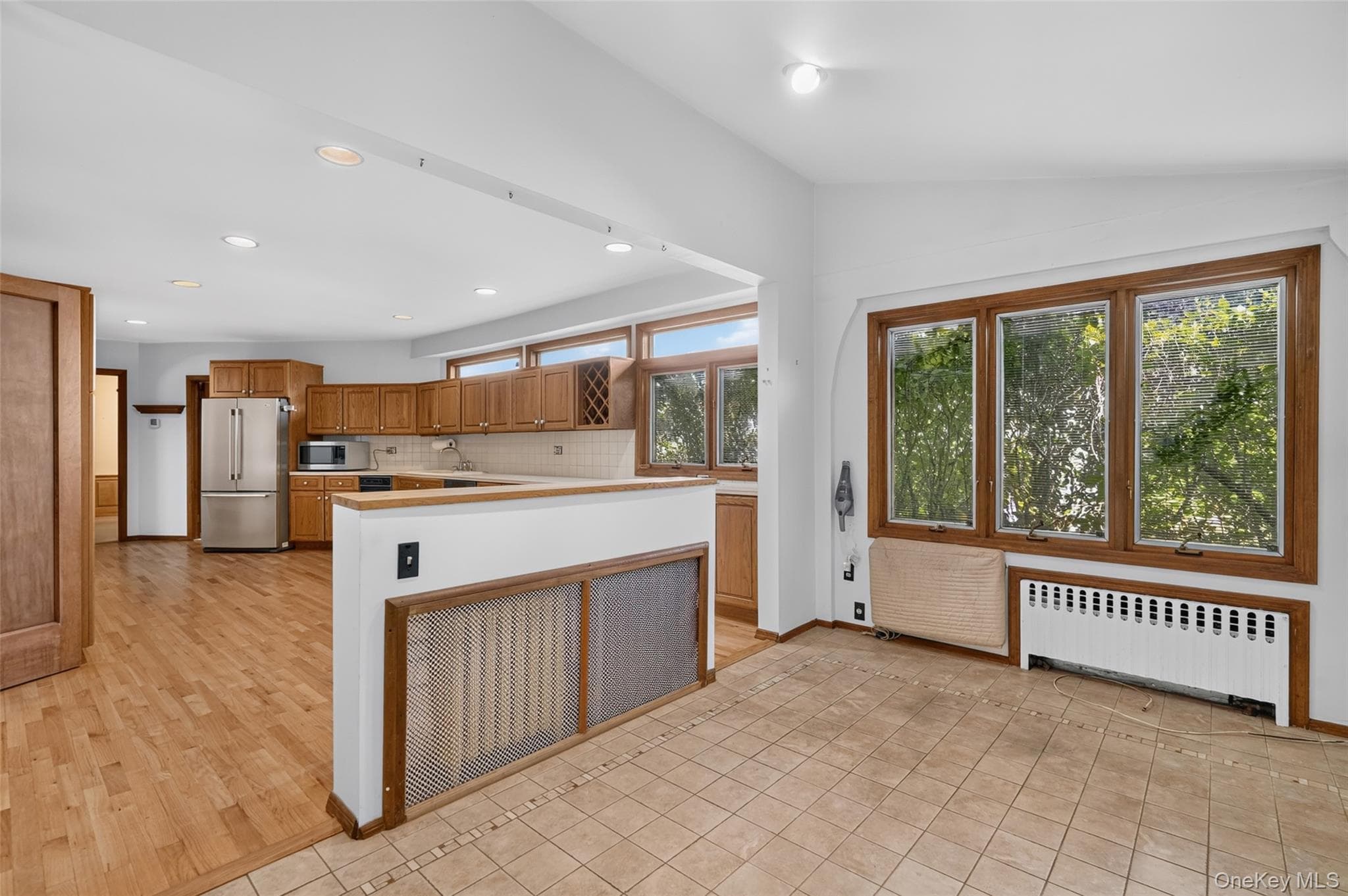 297 E Devonia Avenue thumbnail 17