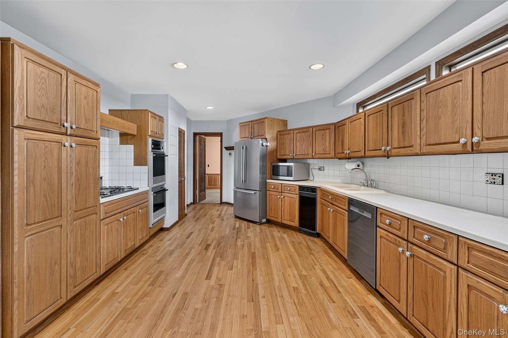 297 E Devonia Avenue thumbnail 15