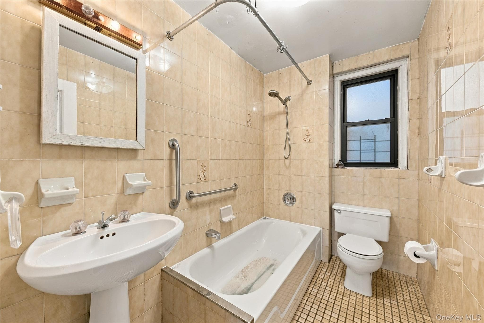 211 East 35th St Unit: 4B thumbnail 9