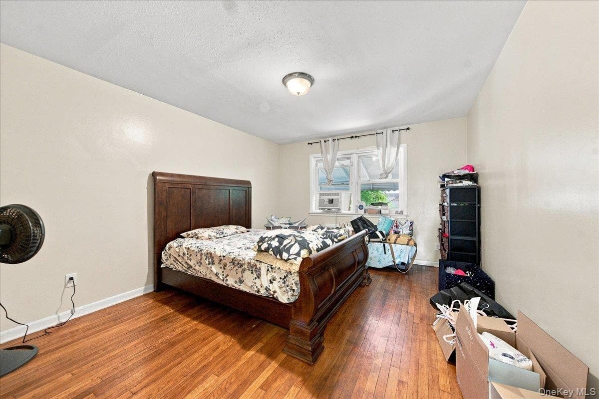 1405 E 233rd Street thumbnail 4