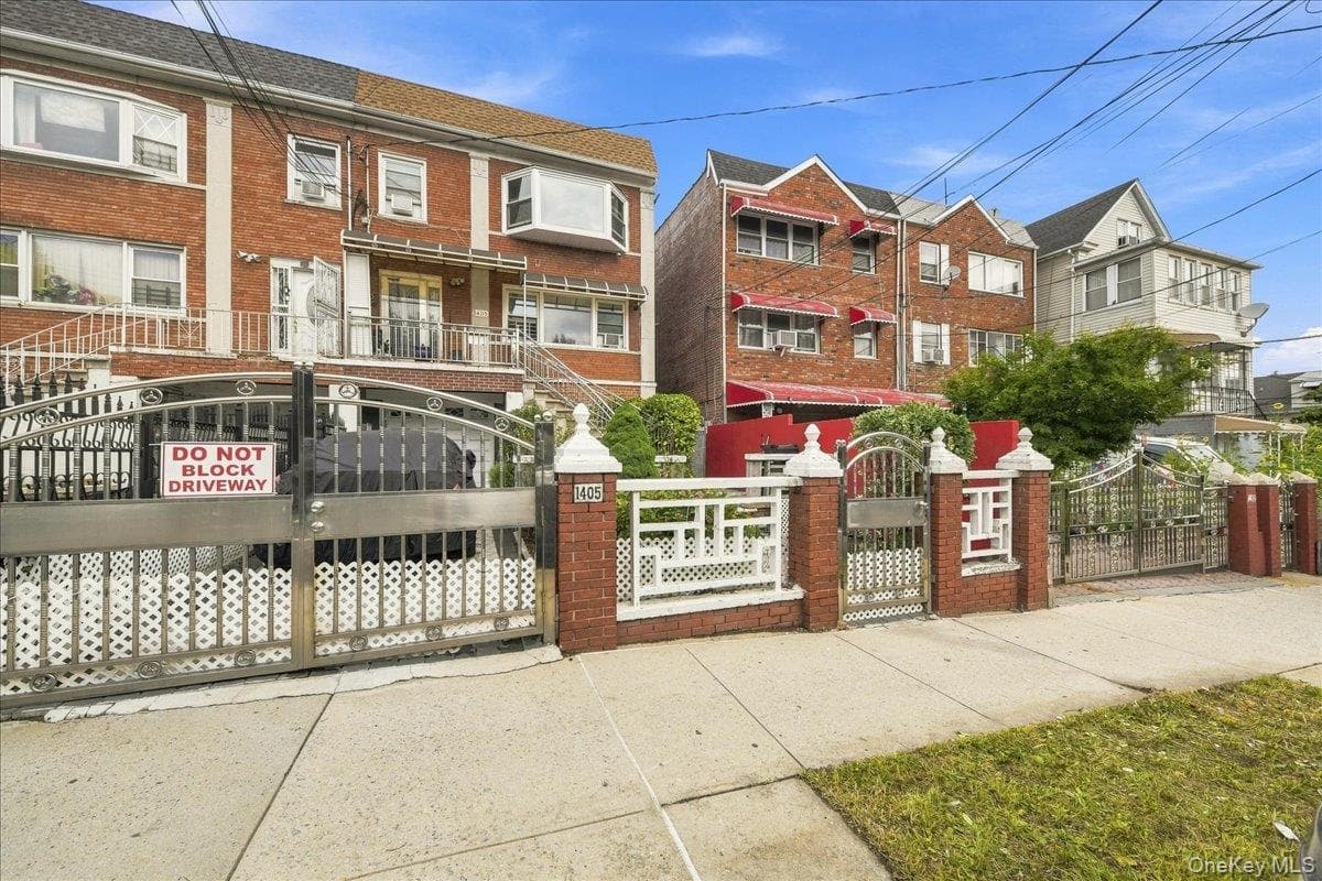 1405 E 233rd Street thumbnail 2
