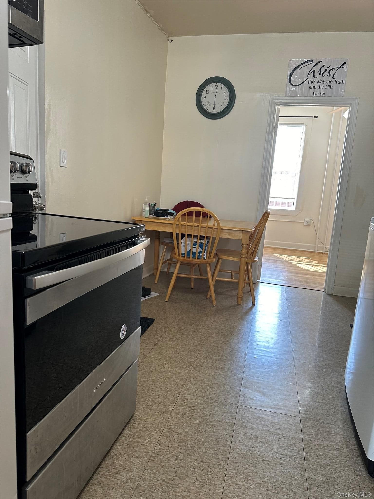 710 E 211th Street thumbnail 14