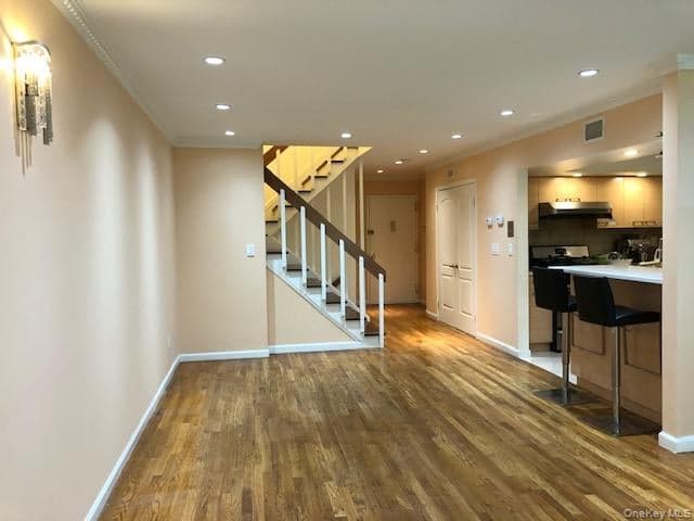 12-31 Robin Lane Unit: Triplex, 1st Floor thumbnail 3