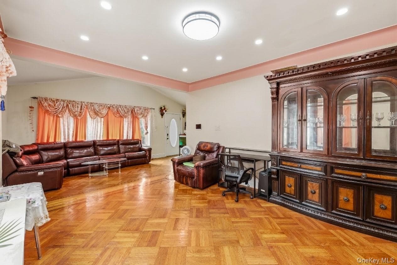 1667 E 51st Street thumbnail 5