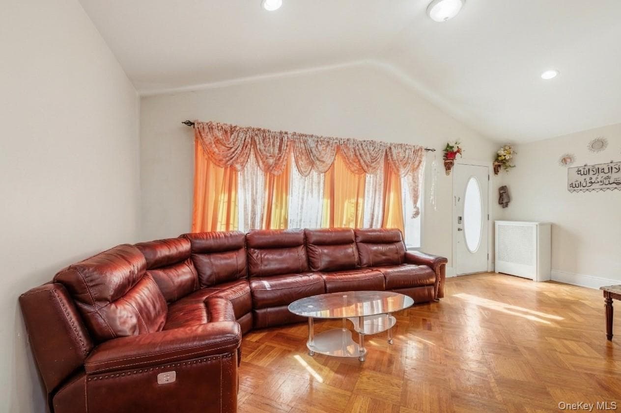 1667 E 51st Street thumbnail 3