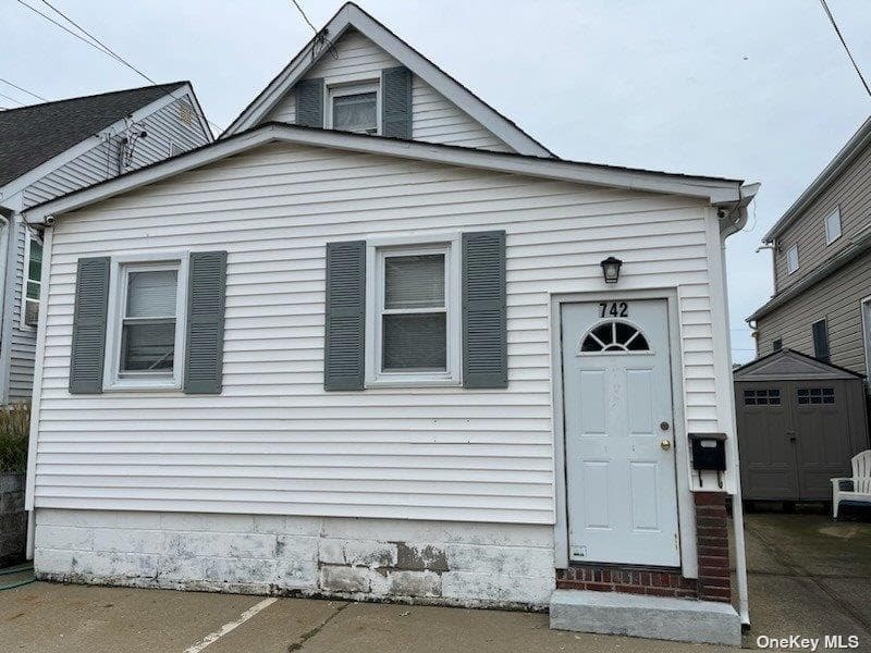 742 S 9th Street, Lindenhurst