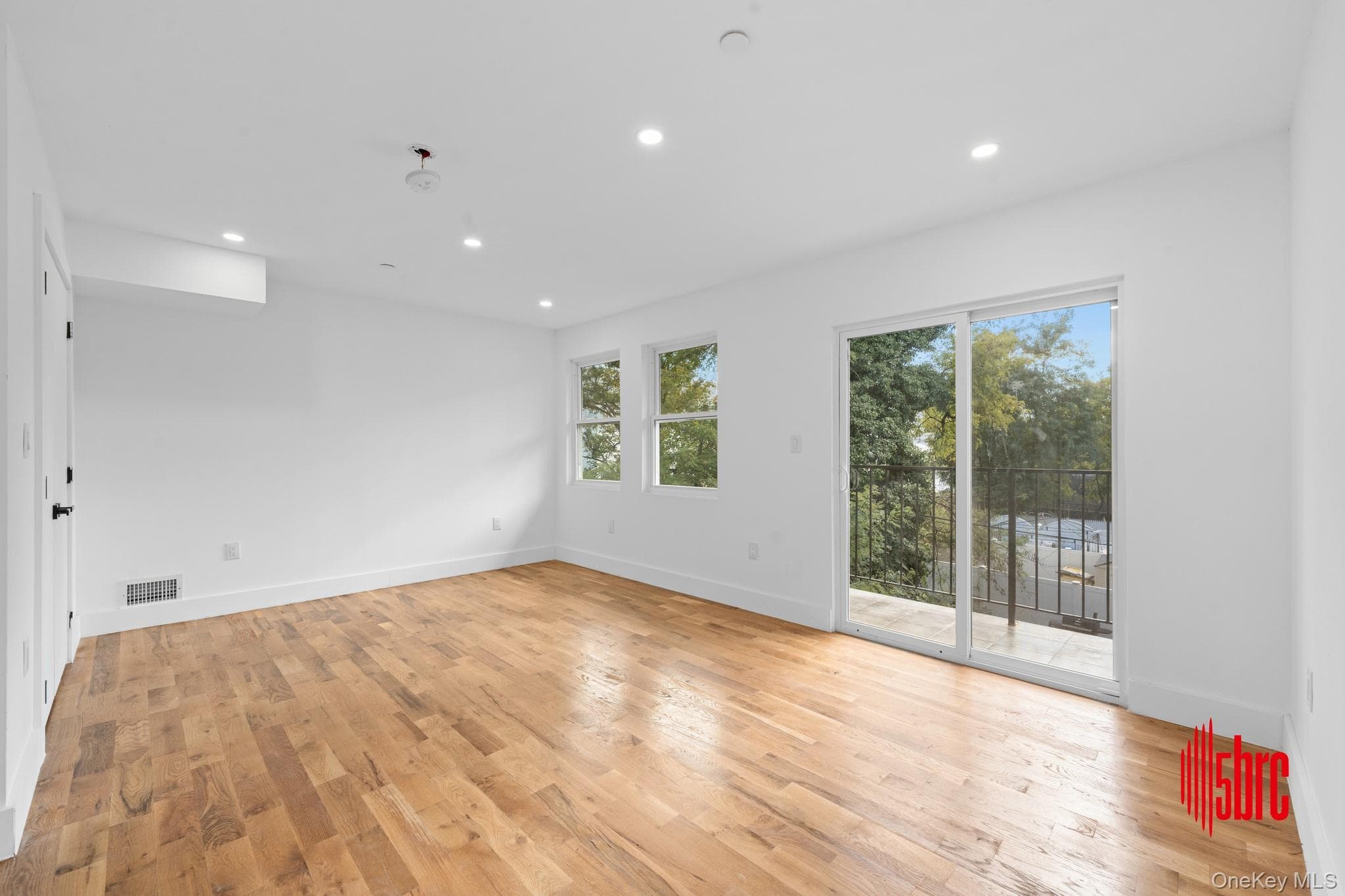 1116 Blake Avenue thumbnail 11