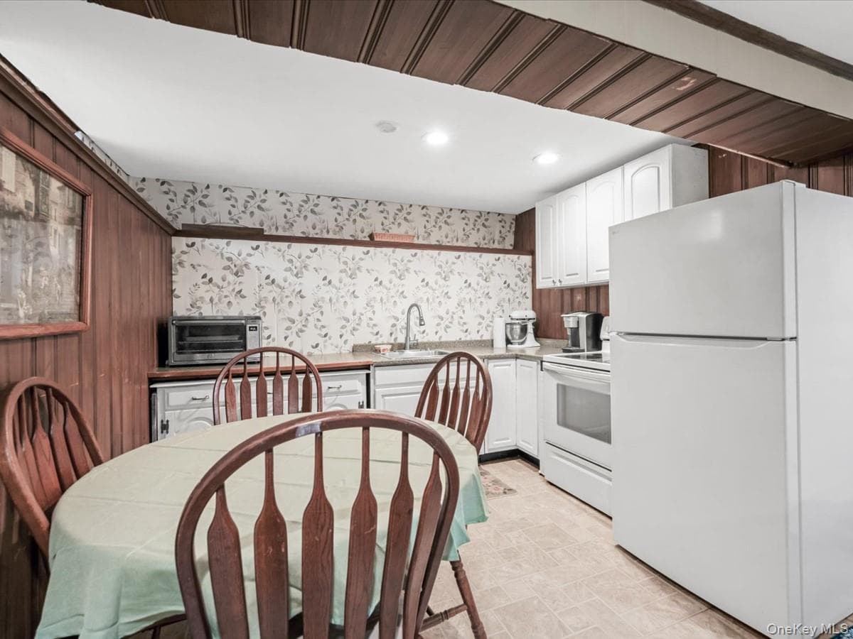 223 Locust Drive thumbnail 11