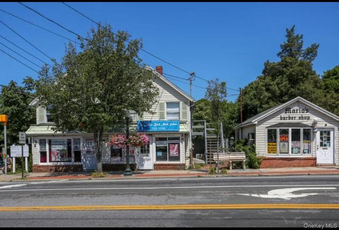 1 E Montauk Highway thumbnail 2