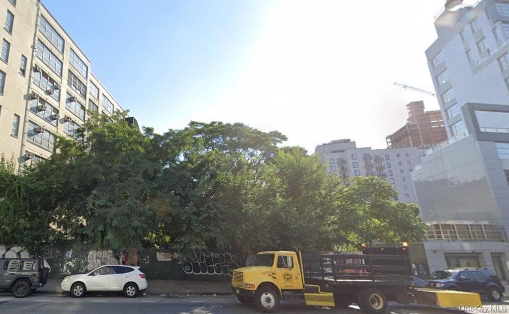 61 Flatbush Avenue Extension thumbnail 2