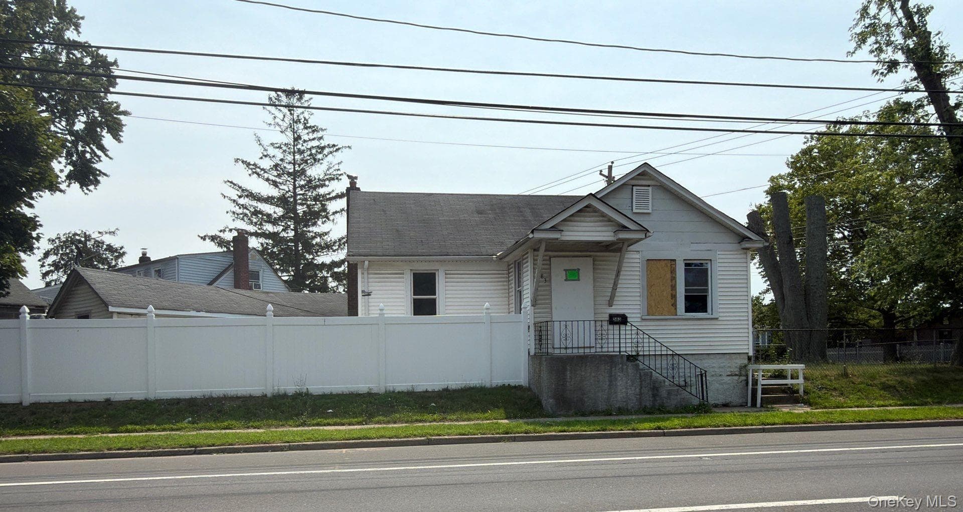583 Straight Path, West Babylon