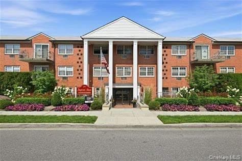 250 Village Avenue AVE Unit: C15, Rockville Centre
