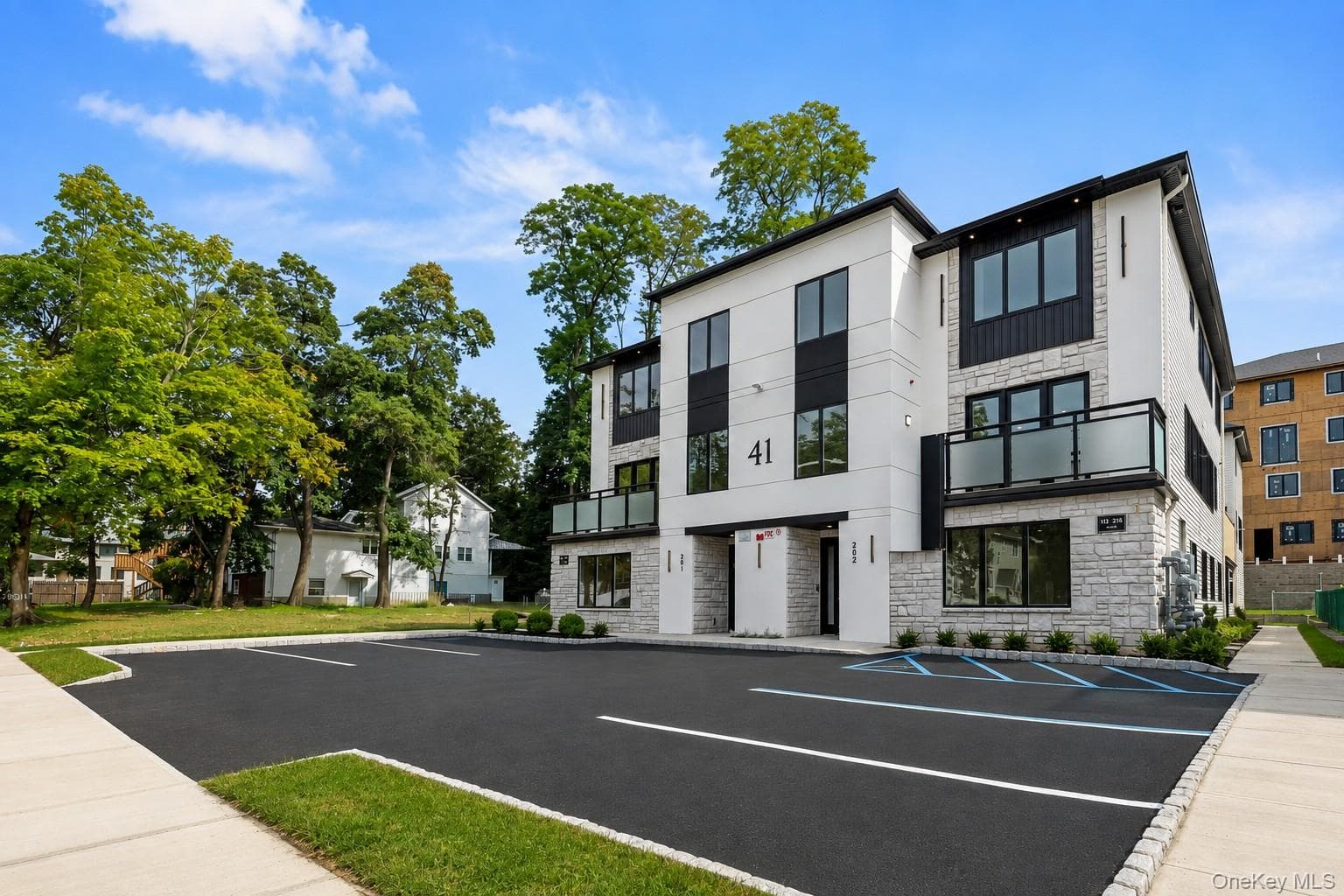 41 Saddle River Road Unit: 201 thumbnail 3