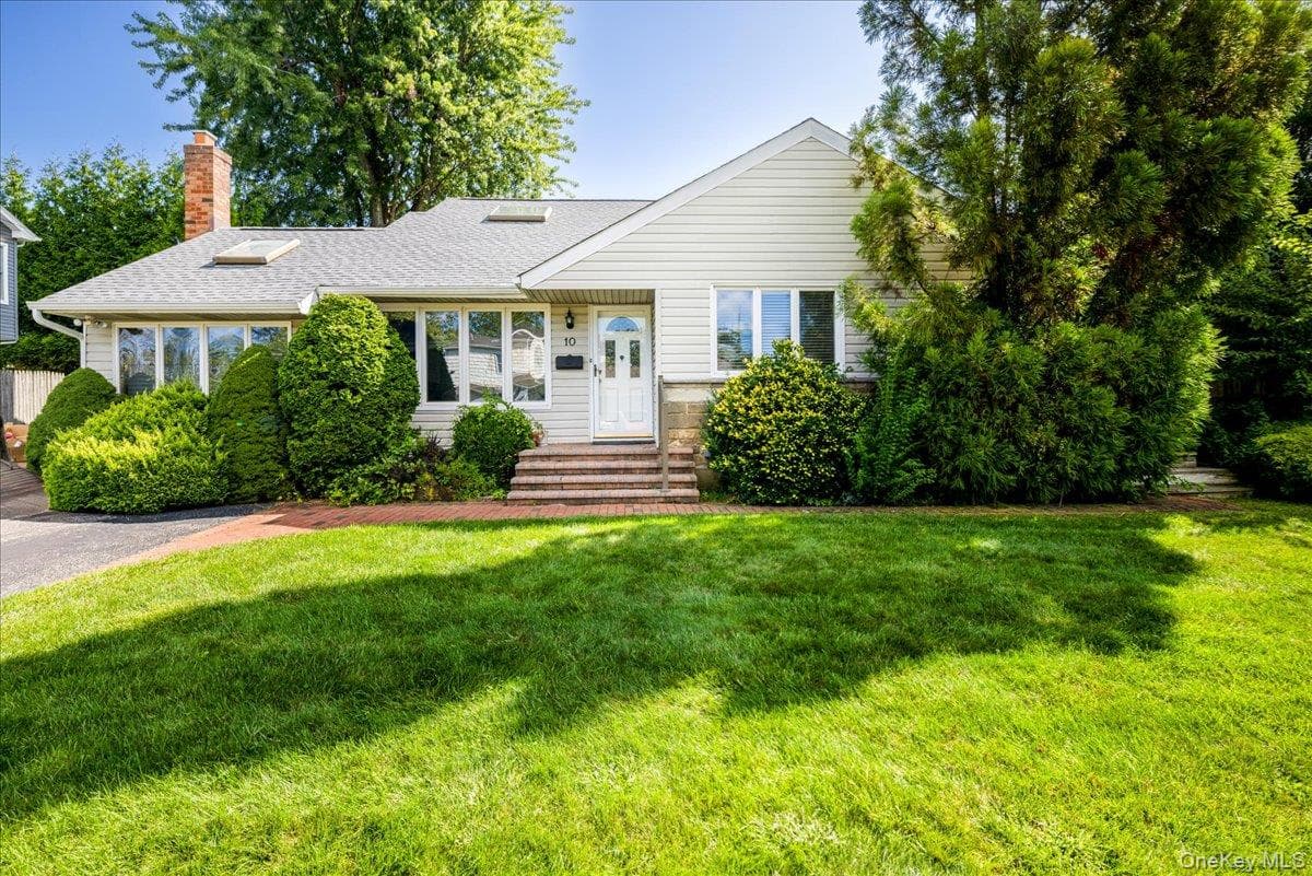 10 Seneca Drive, Massapequa