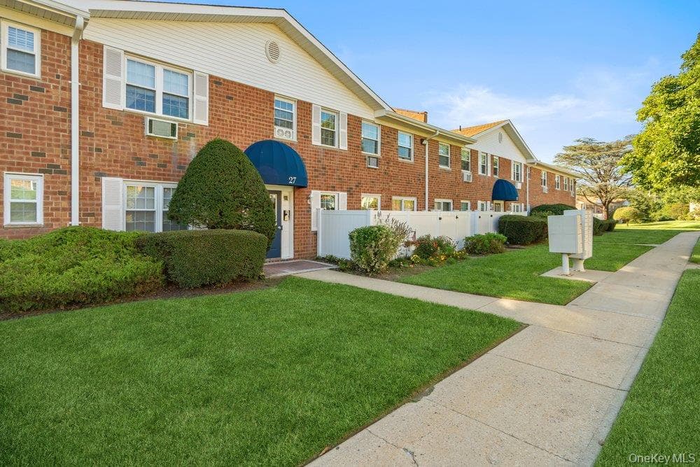 460 Old Town Road Unit: 27L, Port Jefferson Station