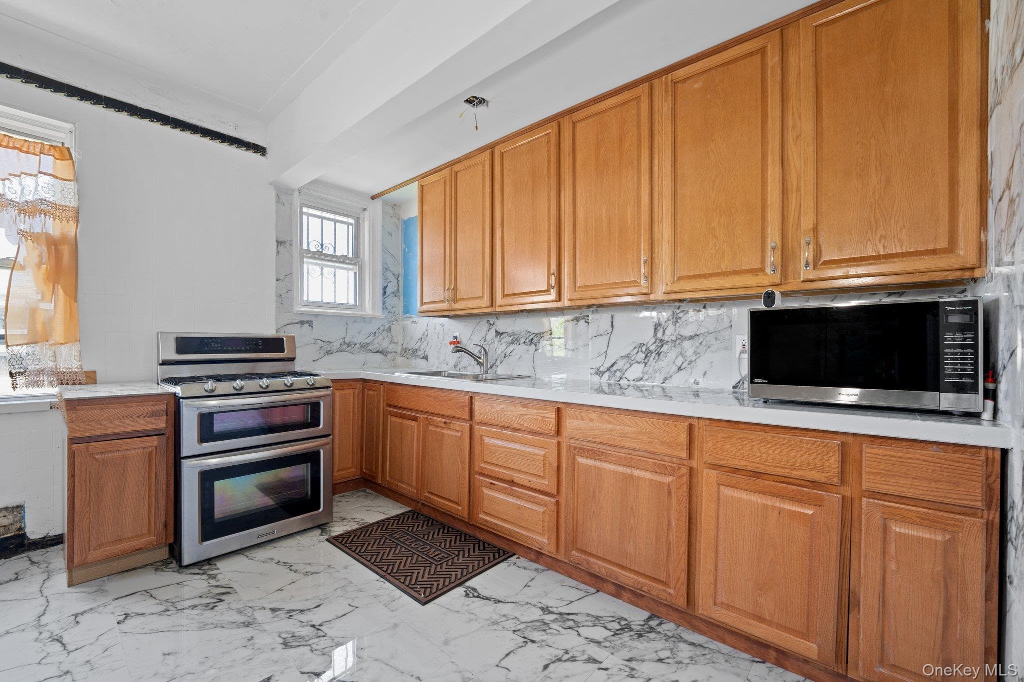 10505 Ditmars Boulevard thumbnail 3