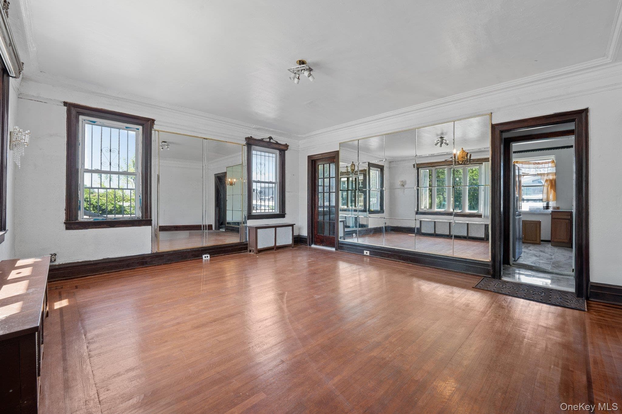 10505 Ditmars Boulevard thumbnail 4